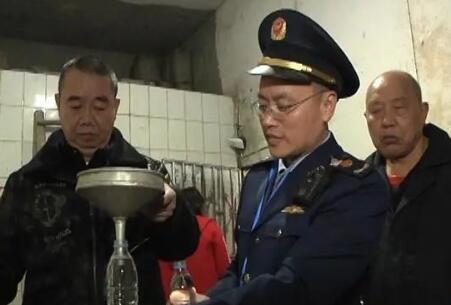 重庆一酒厂散装白酒检出甜蜜素，2200公斤白酒被扣押封存